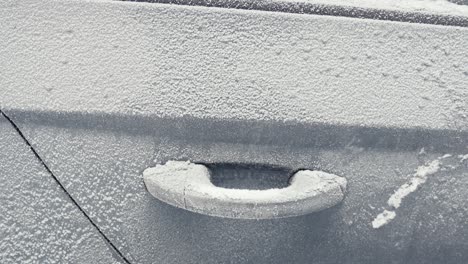 Details-Von-Frostbedeckten-Autotüren-Während-Des-Kalten-Wintermorgens