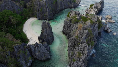 Einsamer-Tropischer-Strand-Mit-Weißem-Sand,-Versteckt-Von-Steilen-Klippen-Auf-Den-Philippinen