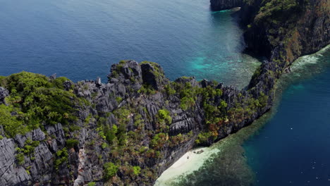 Drone-shot-of-isolated-tropical-island-in-El-Nido,-Palawan