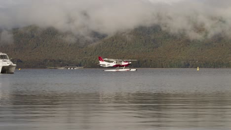 Wasserflugzeug,-Das-Auf-Ruhigem-See-Te-Anau-In-Neuseeland-Rollt