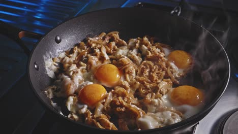 Freír-Huevos-Agridulces-En-Una-Sartén,-Vista-De-Cerca-En-La-Cocina-De-Casa