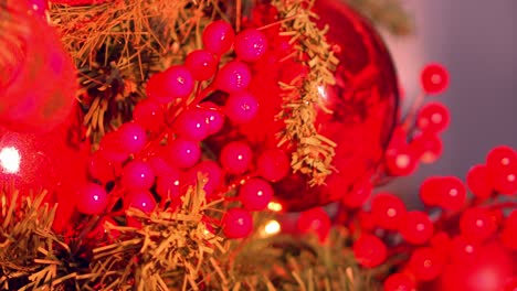 Cierre-Estático-De-La-Decoración-Del-árbol-De-Navidad-Mientras-Brillan-Las-Luces