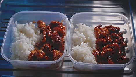 Tupper-Mit-Hühnchen-Und-Reis-Bereit,-In-Einer-Küche-Zu-Essen,-Nahaufnahme-Mit-Verkleinerung