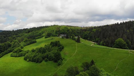 Mountain-cabin-Nad-Wierchomla-in-Beskid-Sadecki,-Poland-with-hiking-trials,-aerial-view