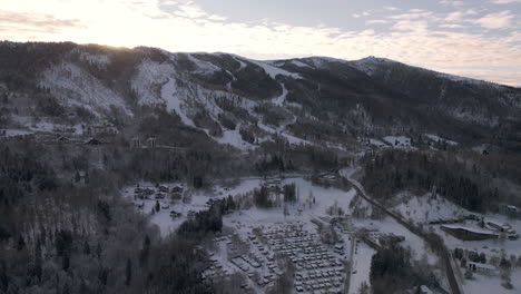 Winterlich-Auf-Wohnlandschaft-Umgeben-Von-Bergen-Bei-Sonnenaufgang-Im-Trentino,-Italien