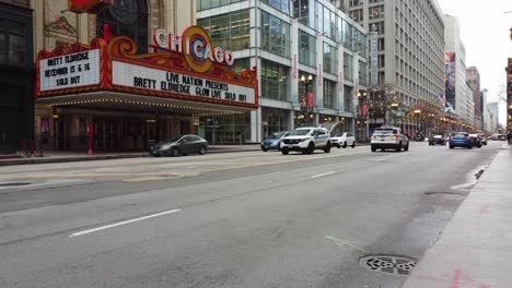 El-Teatro-De-Chicago-En-Una-Tarde-Mientras-La-Policía-Mantiene-El-Orden-En-El-Centro