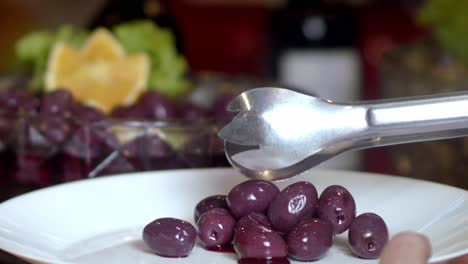 Servieren-Sie-In-Zeitlupe-Ein-Köstliches-Dessert-Aus-Violetten-Früchten-Wie-Trauben-Auf-Einem-Teller