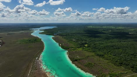 Luftbild-Mit-Blick-Auf-Den-Kanal-Der-Bacalar-Stromschnellen-Im-Sonnigen-Quintana-Roo,-Mexiko