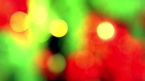 Luces-Brillantes-Del-árbol-De-Navidad-En-Una-Toma-Desenfocada