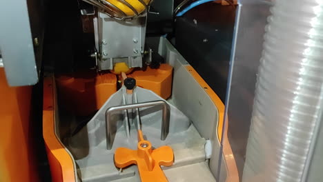 Automatic-Orange-Juice-maker-machine,-working-on-squeeze-out-oranges-for-juice