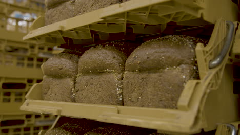 Dunkles-Brot-In-Aufbewahrungskörben-Gestapelt