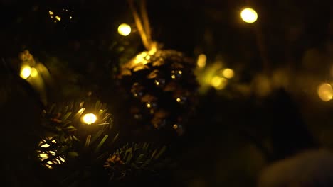 Cono-Colgando-Del-árbol-De-Navidad-Durante-La-Noche-Cuando-Las-Luces-Están-Encendidas
