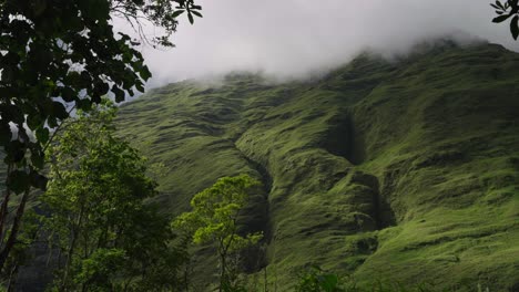 Laderas-De-Monte-De-La-Isla-De-Lombok-Con-Vegetación-Verde-Y-Nubes-Blancas-Bajas-Que-Cubren-El-Pico