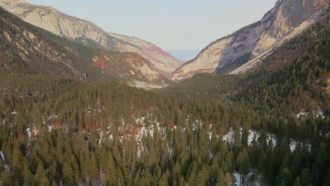 Majestätische-Dolomitberge-Und-Tannen-Im-Waldboden-Bedeckt-Mit-Frischem-Schnee-Im-Trentino,-Italien