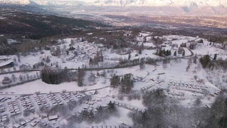 Vista-Panorámica-Del-Pueblo-Residencial-Cubierto-De-Nieve-Durante-El-Invierno