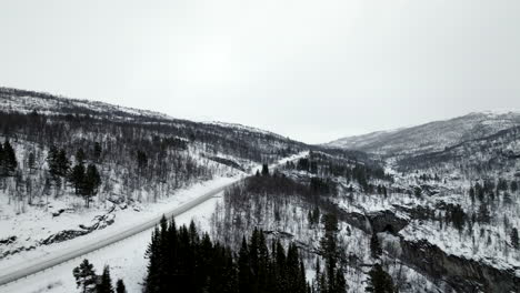 Ruta-Europea-E8-Que-Cruza-El-Paisaje-Rural-Nevado,-Norte-De-Noruega