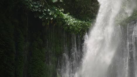 El-Agua-De-La-Cascada-Cae-En-El-Valle-Del-Bosque-Tropical-Tiu-Kelep-Isla-De-Lombok,-Puro-Destino-Idílico-De-Viajes-Y-Turismo