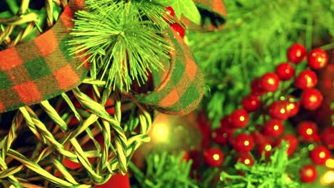 Primer-Plano-De-Las-Luces-De-Navidad-Y-Adornos-Navideños-Rojos-En-Un-árbol-De-Navidad