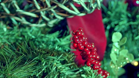 Weihnachtsbaumrote-Dekoration-Und-Leuchtende-Lichter,-Die-Ihn-Beleuchten