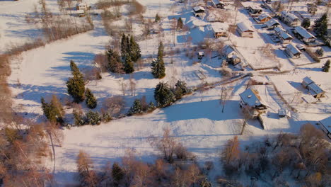 Sonnenlicht-Durch-Schneebedeckte-Häuser-Im-Winter-Im-Trentino,-Italien
