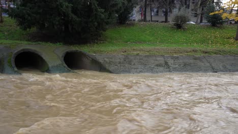 Trübes,-Verschmutztes-Wasser-Fließt-Nach-Sintflutartigen-Regenfällen-Aus-Abflussrohren-In-Den-Stadtfluss-Lana-Mit-Überschwemmungsgefahr-In-Tirana