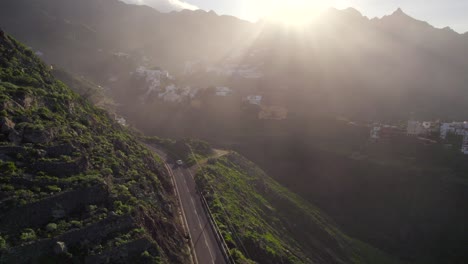 Toma-Aérea-Cinematográfica-De-4k-De-Un-Automóvil-Que-Viaja-Por-Las-Islas-Canarias-De-España-En-Una-Carretera-Montañosa
