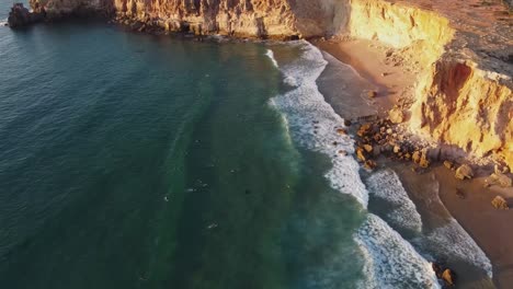 Surfen-Bei-Sonnenuntergang-An-Einem-Strand-In-Sagres-In-Portugal