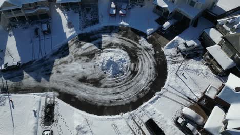 Court-circle-street-in-neighbourhood-during-winter-time-with-snow-pile-in-middle