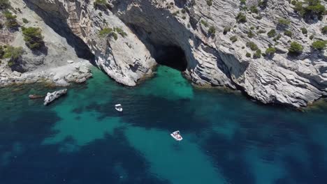 Luftaufnahme-Von-Booten-Vor-Anker-Im-Türkisfarbenen-Wasser-Auf-Der-Insel-Mallorca-In-Spanien