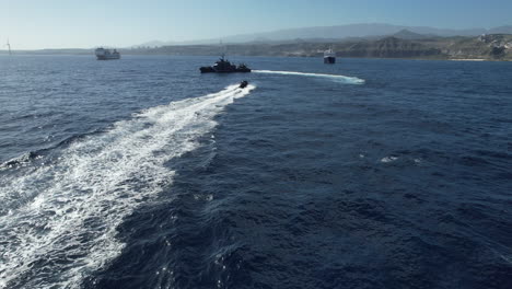 Fantastische-Luftaufnahme-Eines-Schnellbootes-Der-Nationalen-Polizei,-Das-Sich-Einem-Polizeistreifenboot-Nähert