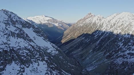 Imágenes-De-Drones-De-Un-Valle-Nevado