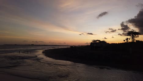 Inselschattenbild-Bei-Sonnenuntergang-Schwarzer-Sandstrand-In-Bali,-Gianyar-Indonesien,-Ketewel-Goldene-Stunde-Horizonthimmel,-Reise-Und-Tourismus