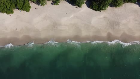 Drohnenblick-Auf-Einen-Paradiesischen-Weißen-Sandstrand-In-Costa-Rica