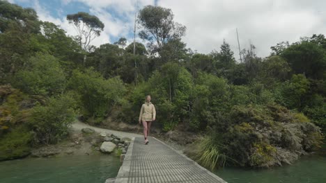 Mujer-Pisando-Un-Muelle-De-Madera-Explorando-El-Lago-En-Nueva-Zelanda,-Embarcadero-De-Bobs-Cove