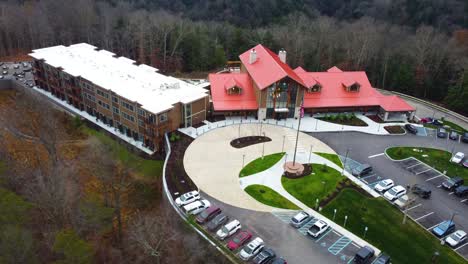 Hocking-Hills-State-Park-Lodge,-En-El-Sureste-De-Ohio,-Drone-Aéreo