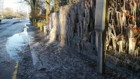 Gefrorene-Eiszapfenbildung-Auf-Britischer-Bushaltestelle-Nebenstraßenhecke-Bei-Schlechtem-Winterwetter