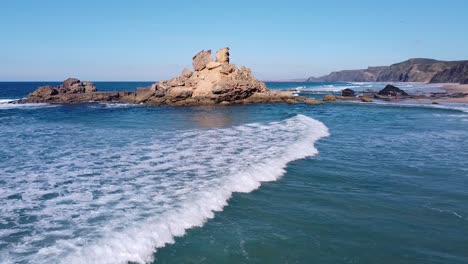Ein-Surfer-Paddelt-An-Einem-Strand-In-Algarve,-Portugal,-Auf-Die-Wellen-Zu