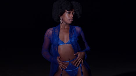 Dessous-Model-In-Einem-Blauen-Outfit-Am-Strand-Bei-Nacht-Mit-Einer-Erstaunlichen-Natürlichen-Afro-Frisur