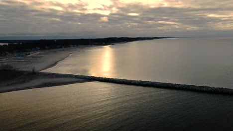 Sonnenaufgang-über-Dem-Michigansee-Im-Herbst