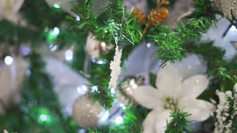 Weihnachtsbeleuchtung-Und-Weiße-Blumen-Auf-Dem-Baum
