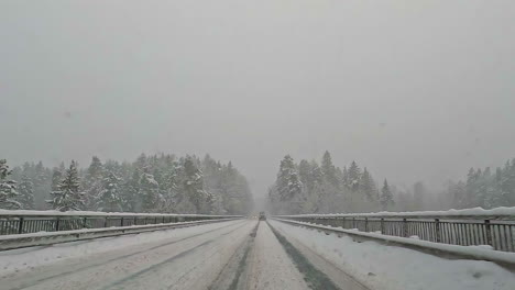 Autofahren-Am-Wintertag-Bei-Starkem-Schneefall,-Fahrersichtaufnahme,-Pov