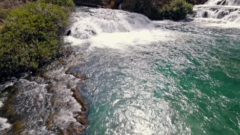 Luftkippung-über-Wasser,-Das-Vom-Peruanischen-Wasserfall-Huancaya-In-Peru-Und-Umgebener-Wilder-Landschaft-Fließt