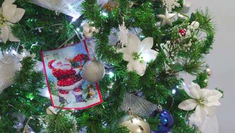 Wunschbrief-Für-Den-Weihnachtsmann,-Der-Am-Baum-Hängt