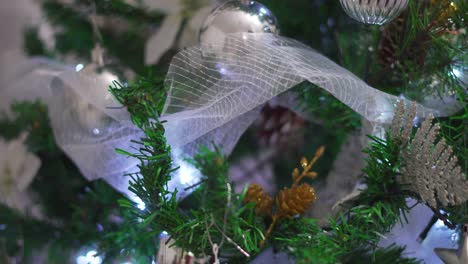 Weihnachtskugeln-Auf-Einem-Baum
