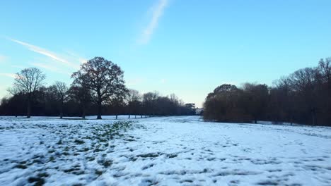 Rasenfläche-Auf-Dem-Land-Mit-Weißem-Schnee-Im-Winter-In-England-Bedeckt