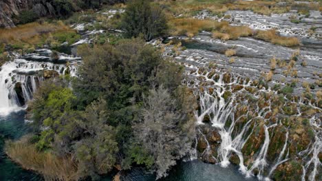 Erstaunliche-Seitliche-Luftansicht-Von-Wasserfällen-Und-Lagunen-In-Peru