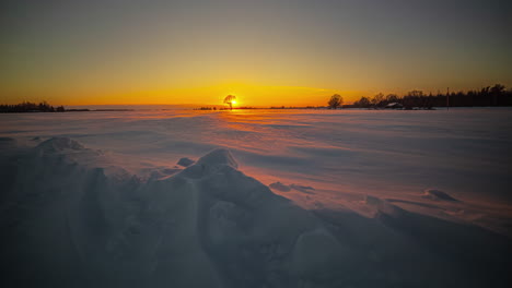 Filmischer-Sonnenuntergangsblick-Durch-Schneebedeckte-Berglandschaft,-Zeitraffer