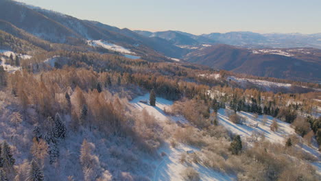 Malerischer-Sonnenaufgang-über-Tälern-Im-Winter-In-Der-Nähe-Der-Dolomiten-Im-Trentino,-Italien