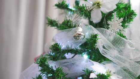 Christmas-tree-with-white-flowers-details