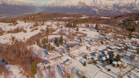 Ruhiges-Dorf-Im-Winter-Mit-Schnee-Bedeckt,-Dolomiten-Im-Hintergrund-Im-Trentino,-Italien